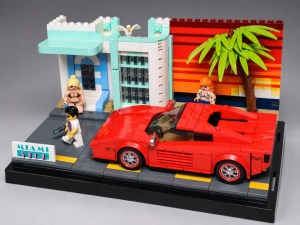 Eine LEGO-Szene mit einem roten Sportwagen vor einem bunten Gebäude, das im Miami-Stil gestaltet ist, umgeben von Palmen und Figuren.