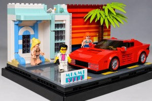 Ein LEGO-Set mit einem Strandhaus, einem roten Sportwagen und drei Figuren, inspiriert von Miami-Vice.