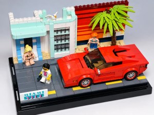 Eine LEGO-Szene mit einem roten Sportwagen, zwei Figuren und einem modernen Gebäude mit Palmen im Hintergrund, das an Miami erinnert.
